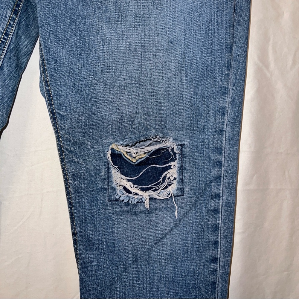 Old Navy Boyfriend Cut Capri Distressed Light Blue Denim Jeans - Picture 2 of 7